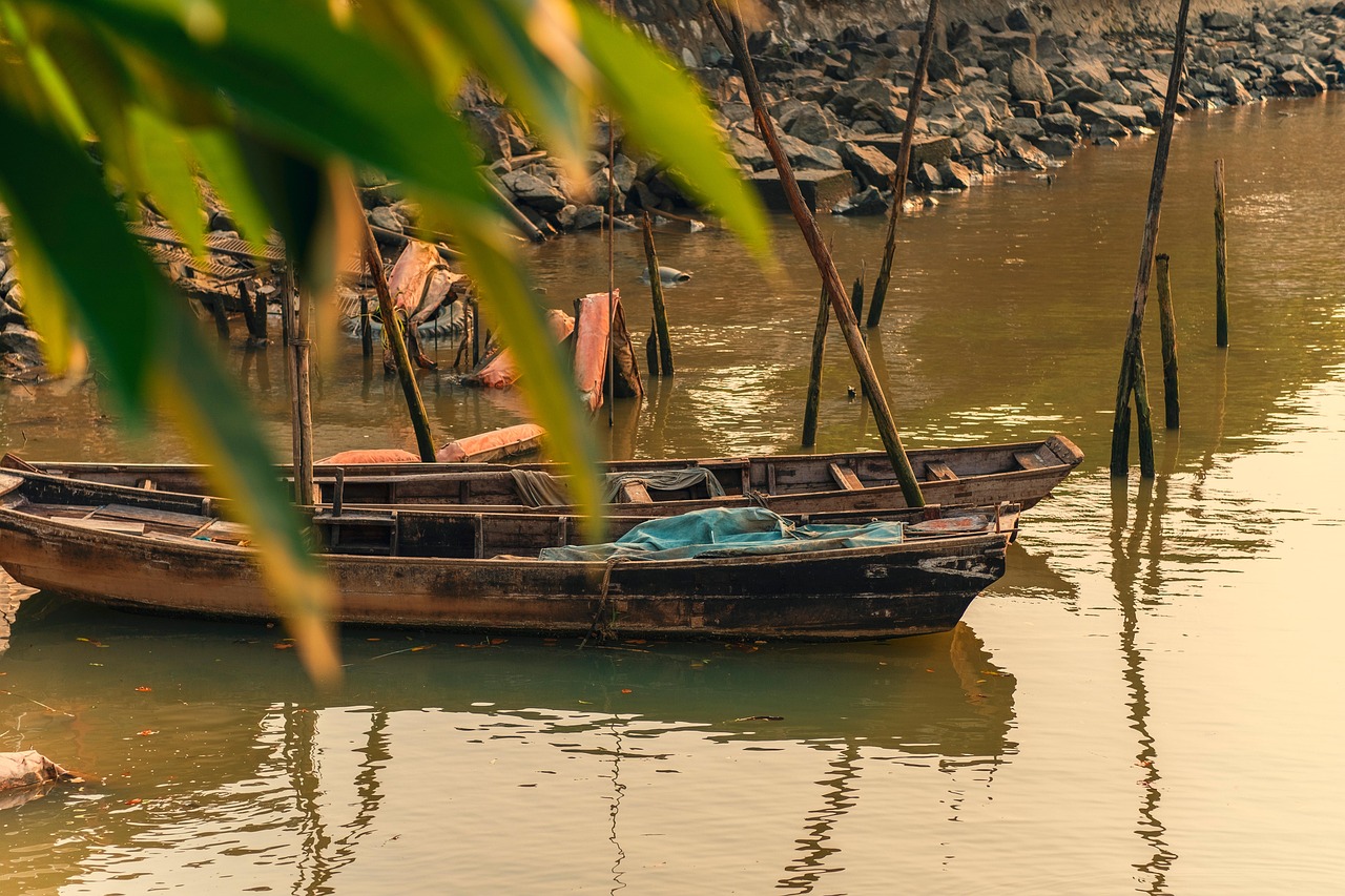 https://cdn.pixabay.com/photo/2022/07/31/11/56/boat-7355672_1280.jpg