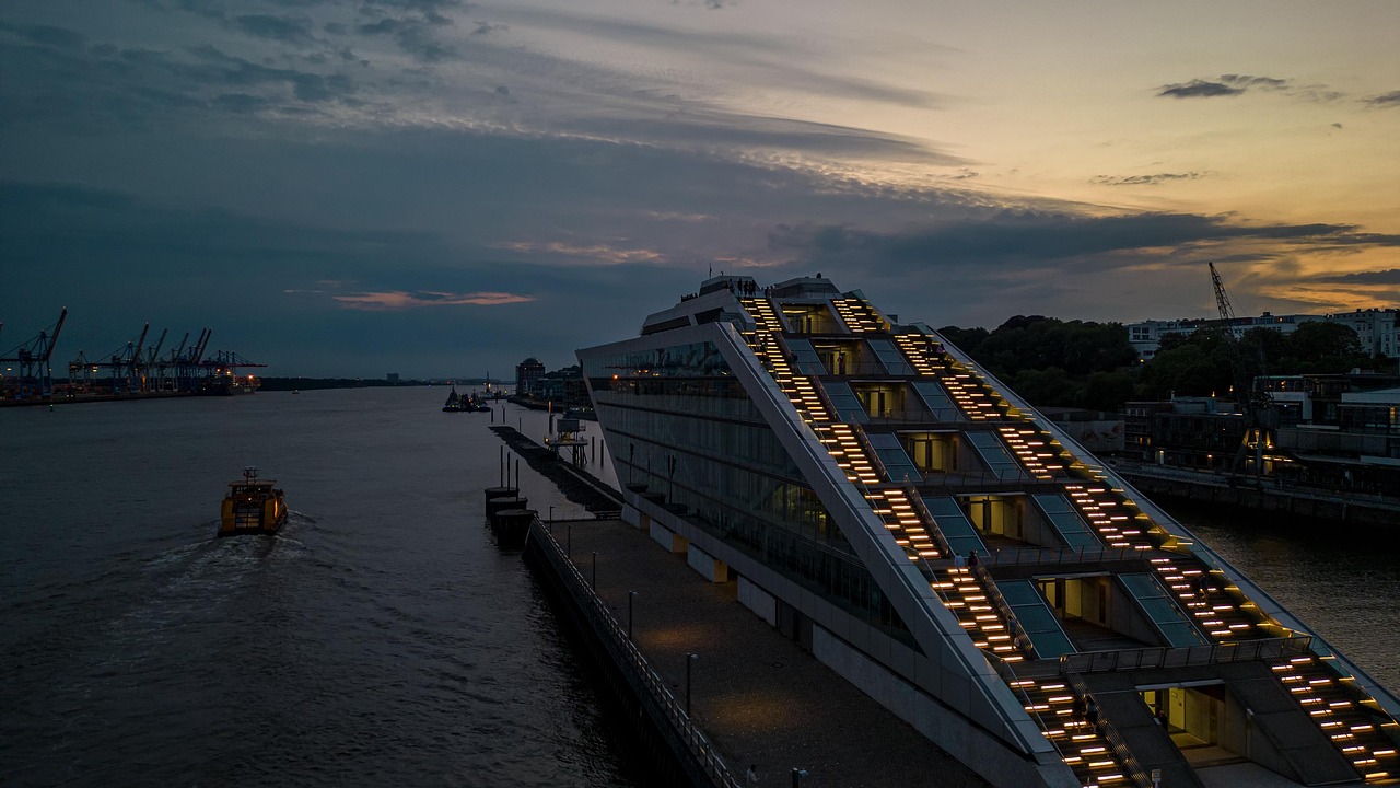 https://cdn.pixabay.com/photo/2022/08/03/17/42/hamburg-7363114_1280.jpg