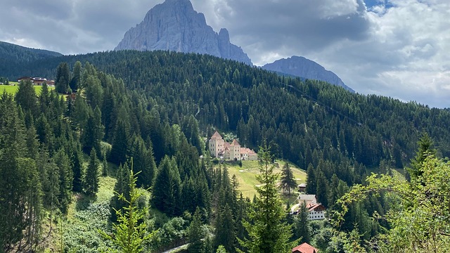Free Castello Wolkenstein Grödnertal photo and picture