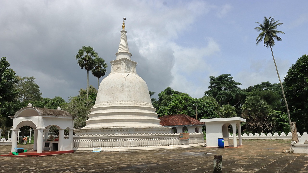 Download free HD stock image of Wattarama Maliyadeva Raja Maha Viharaya Free Wattarama Maliyadeva Raja Maha Viharaya photo and picture