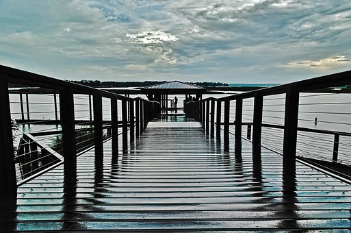 Paseo Marítimo Sobre El Agua