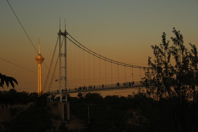 Iran, Milad Turm, Teheran, Brücke