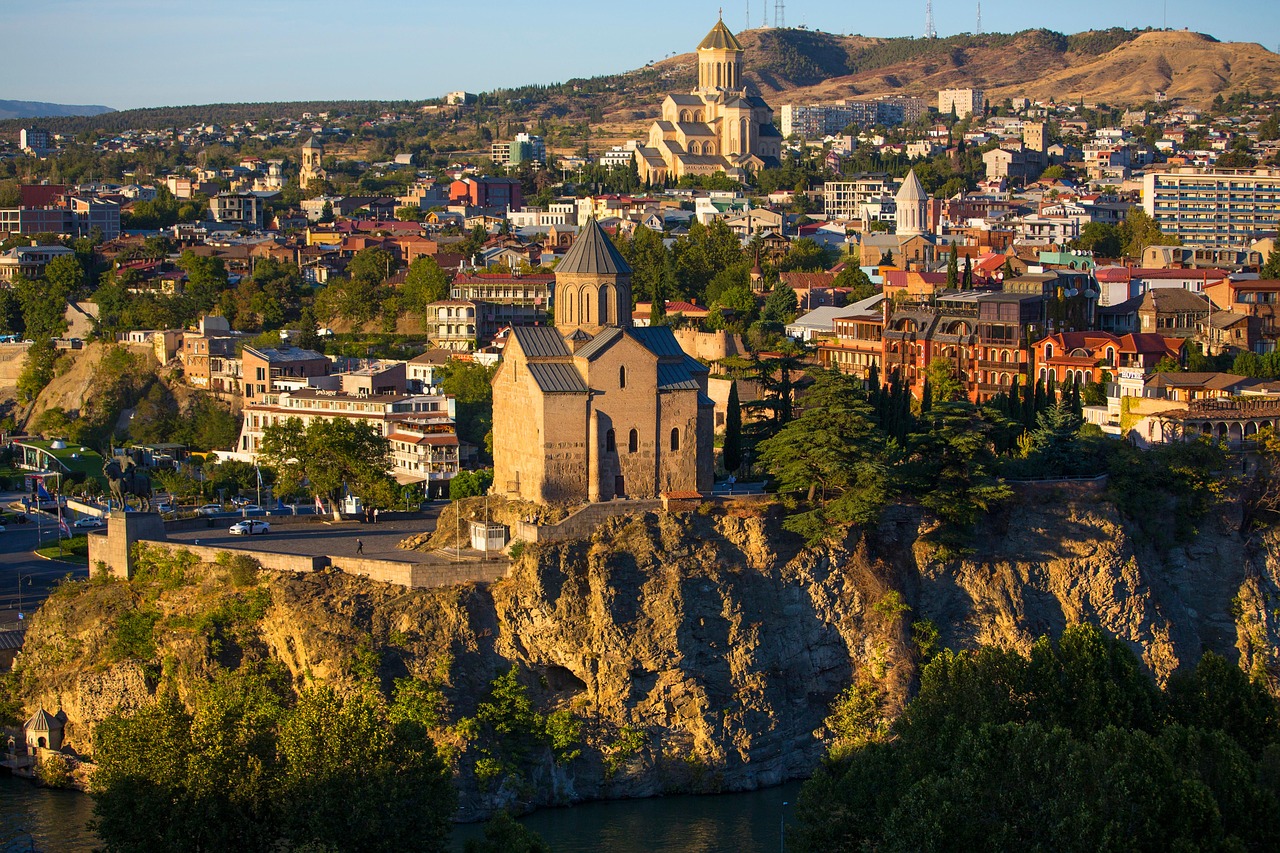 https://cdn.pixabay.com/photo/2022/09/29/18/04/metekhi-church-7487753_1280.jpg