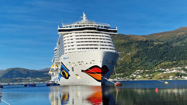 Kreuzfahrtschiff, Schiff