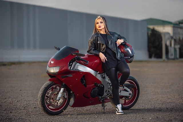 Porträt, Mädchen, Taschenlampe, Motorrad