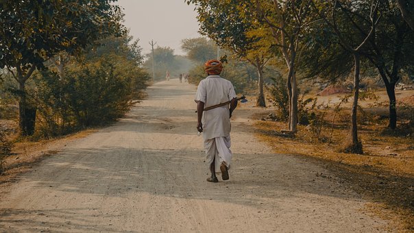 Hombre, La Carretera, Hacha, Pueblo