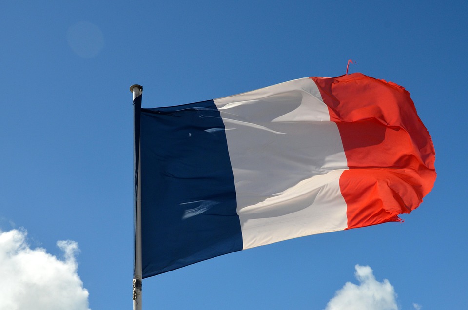 Frankreich Flagge 30 X 45 Cm - Aus Wetterfestem Polyester, Mit Schaft Für Fahnenmast, Ideal Für Sportevents & Feiern