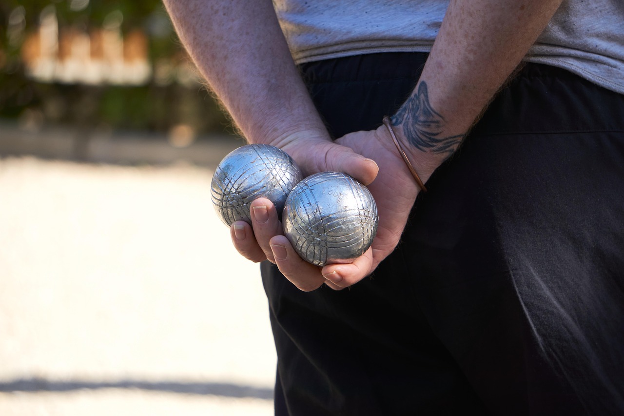 Une partie de pétanque au boulodrome pour les jeunes ça fait plaisir