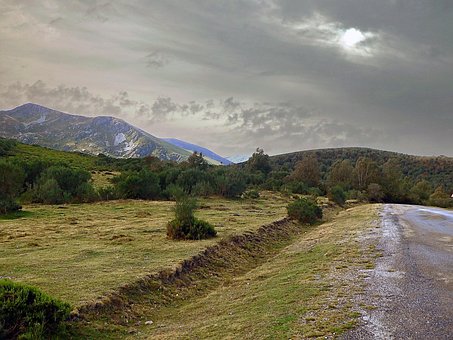 Free Paisaje Montañas photo and picture
