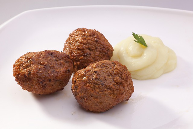 Albóndigas Fritas, Puré De Papas, Plato