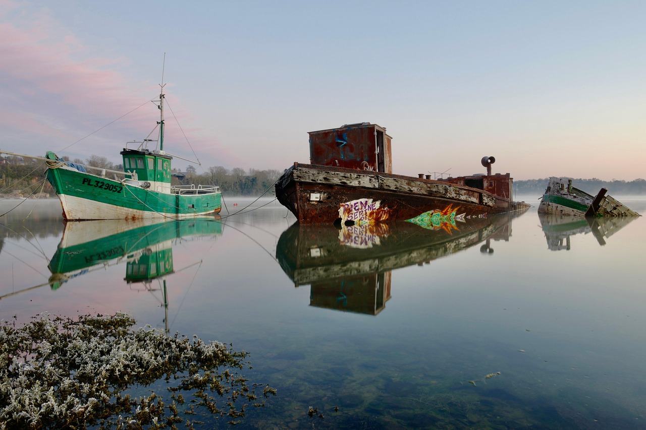 Download free HD stock image of Wreck Boat Free Wreck Boat photo and picture