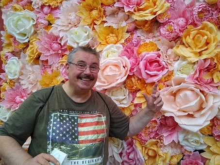Selfie, Flori, Mustață, Fundal