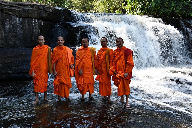 Buddhismus, Mönch, Wasserfall