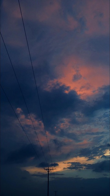 Puesta De Sol, Postes De Electricidad