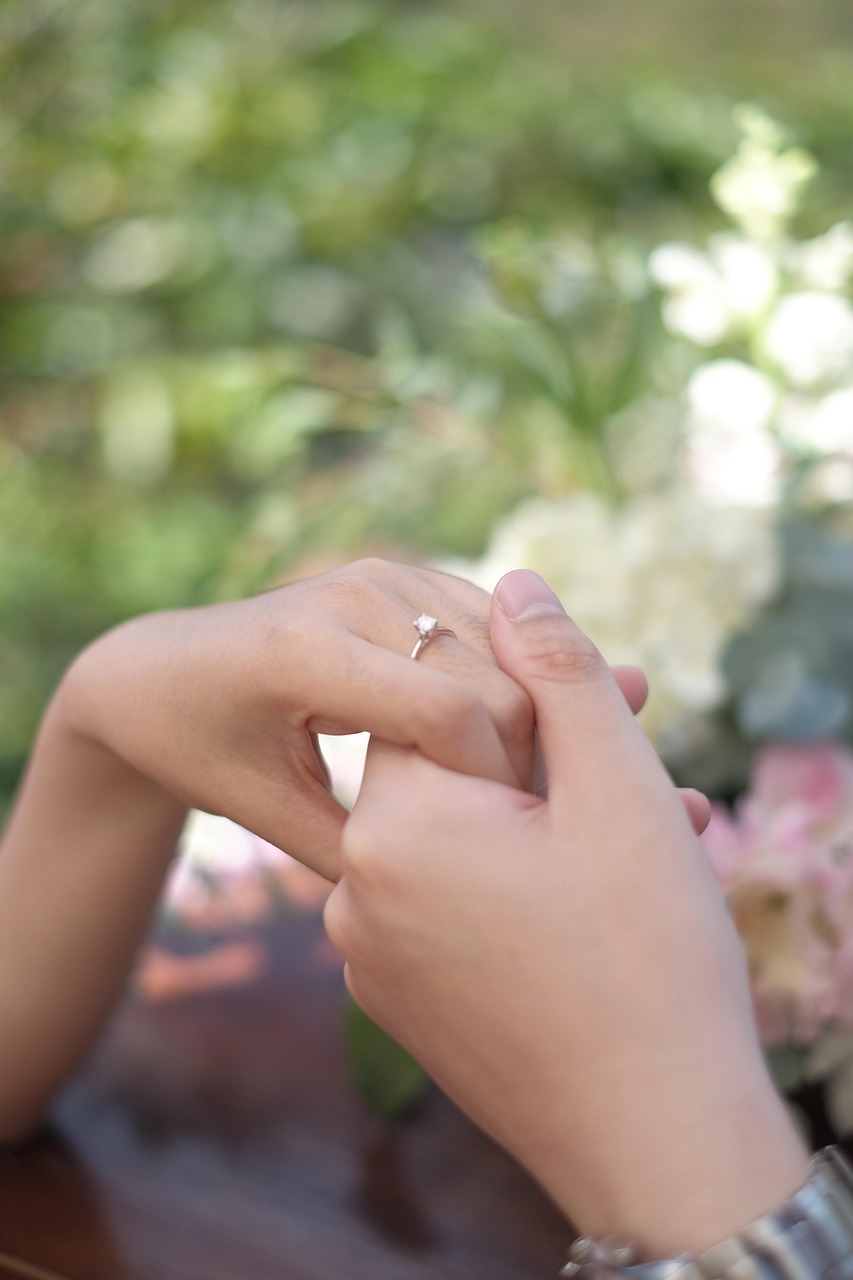 DB Classic trio round brilliant diamond ring | De Beers UK