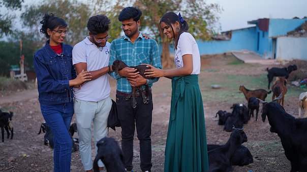 Sonam Prajapati, Dosti, Freundesgruppe
