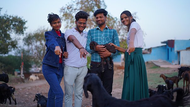 Sonam Prajapati, Dosti, Freundesgruppe