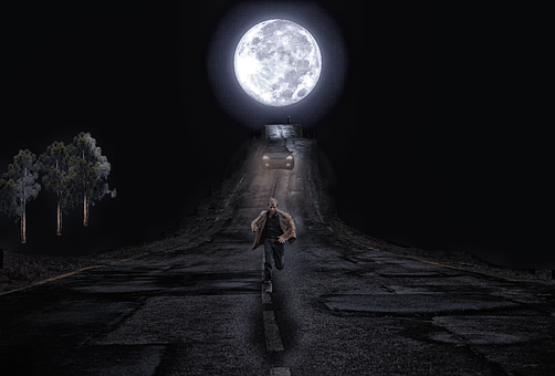 Persecuţie, Nocturn, Luna