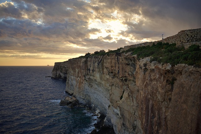 Malta, Birżebbuġa, Klippen, Hügel, Meer