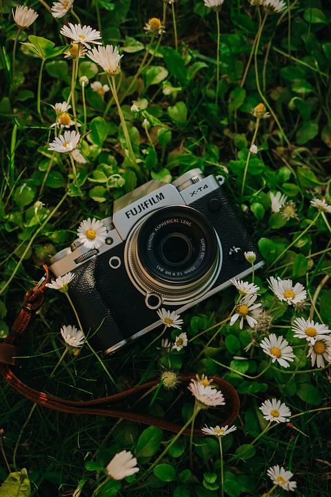 Fotograaf Die Foto Met Retro Camera Nemen Die Op Wit Wordt Geïsoleerd