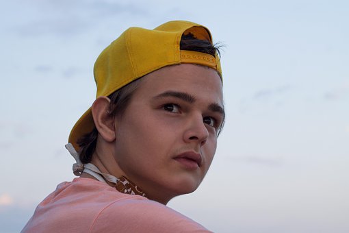 Mens, Gele Snapback, Roze Shirt, Op Zoek