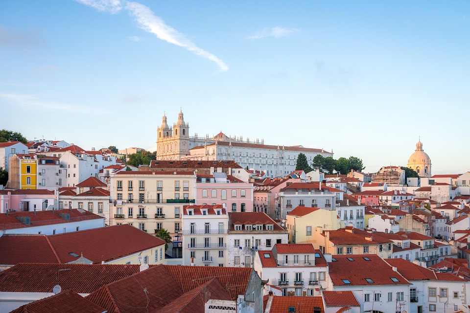 “Getting Around Lisbon: Comparing Biking, Taxis, and Public Transport”