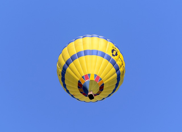 Free ai generated hot air balloon balloon illustration