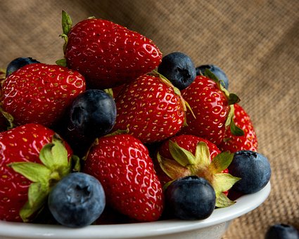 Beeren, Erdbeeren, Blaubeeren, Frisch