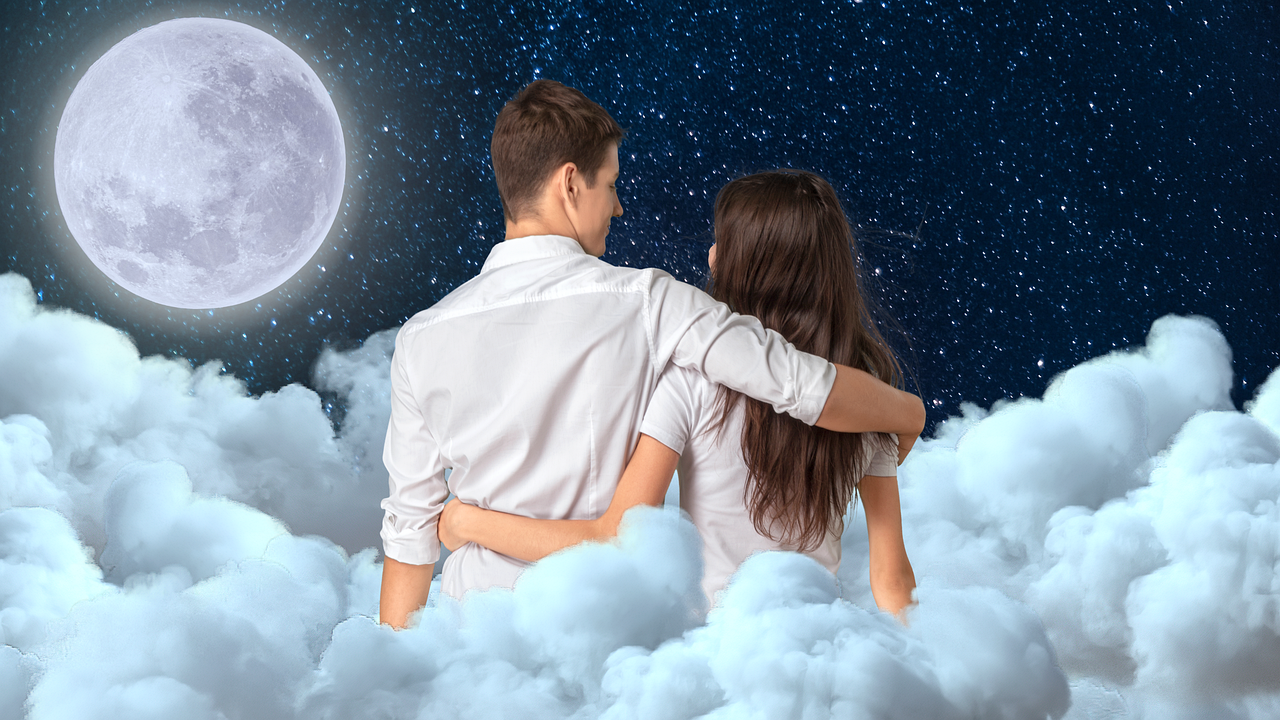 Homme Et Femme Contemplant La Lune