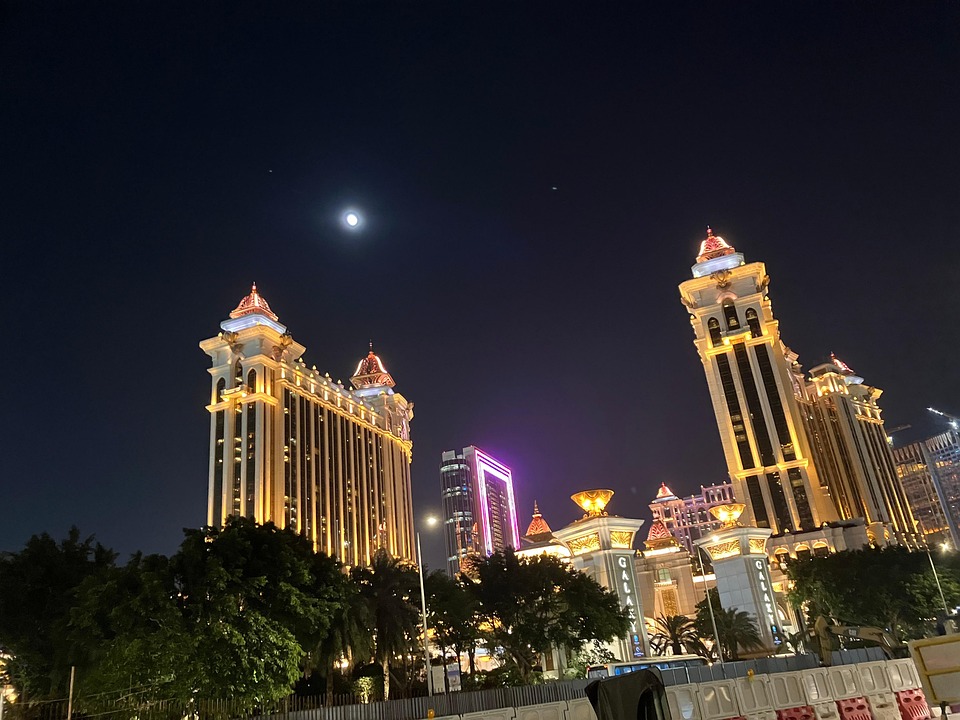 月 夜 建物 - Pixabayの無料写真 - Pixabay