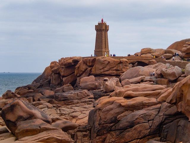 Frankreich, Bretagne, Rote Felsen Küste