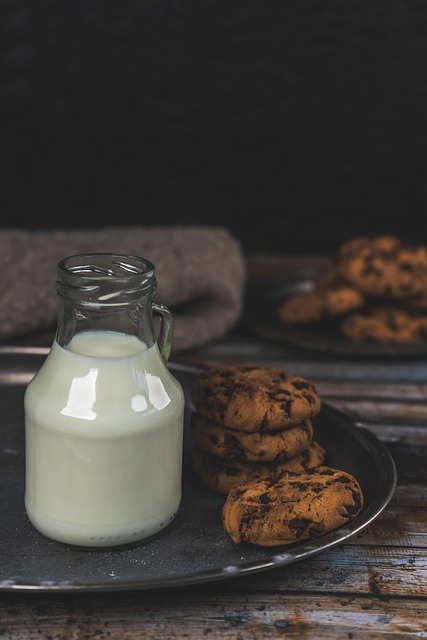 Испеките мягкое шоколадное печенье, сочетая простоту и вкус. Вам понадобятся основные ингредиенты: мука, сахар, яйца, масло и шоколад. Начните с того, чтобы заранее разогреть духовку до 180°C – это поможет добиться идеальной текстуры.