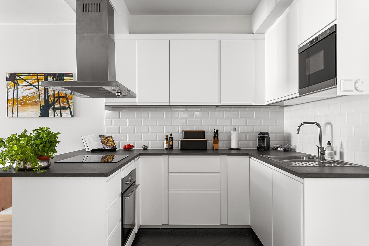 Fronturi MDF vopsit vs MDF înfoliat – diferențe și rezistență în timp într-o bucătărie modernă