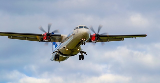 Free Aircraft Atr-72 photo and picture