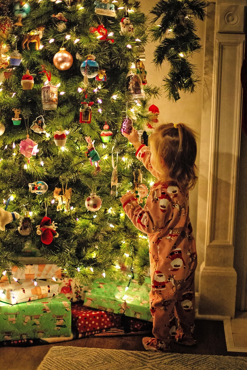 Portrait petite fille Noël sapin poupée jouets cadeaux