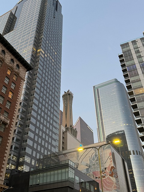 Los Angeles, Pershing-Quadrat, Reisen