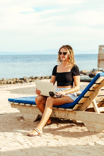 Digitale Nomade, Vrouw, Strand, Laptop
