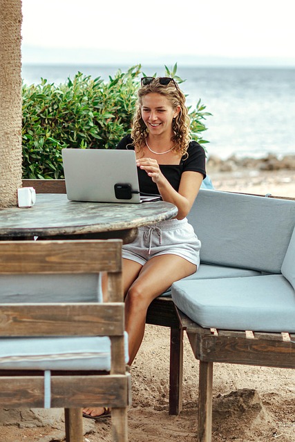 Digitale Nomade, Vrouw, Strand, Laptop