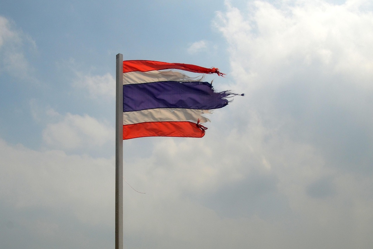 Schlüsselanhänger Thailand - Bestickte Landesflagge Mit Schriftzug, Ca. 3x9,5 Cm