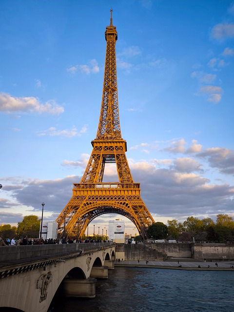 Free eiffel tower paris landmark illustration
