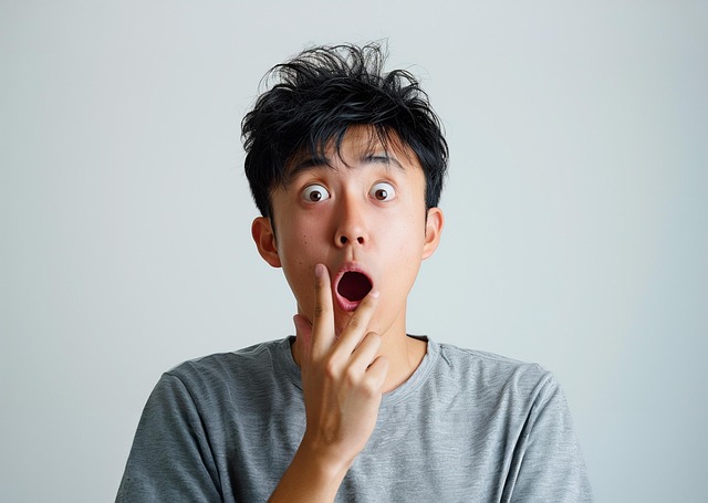 Mann, Große Augen, Finger Aufs Gesicht