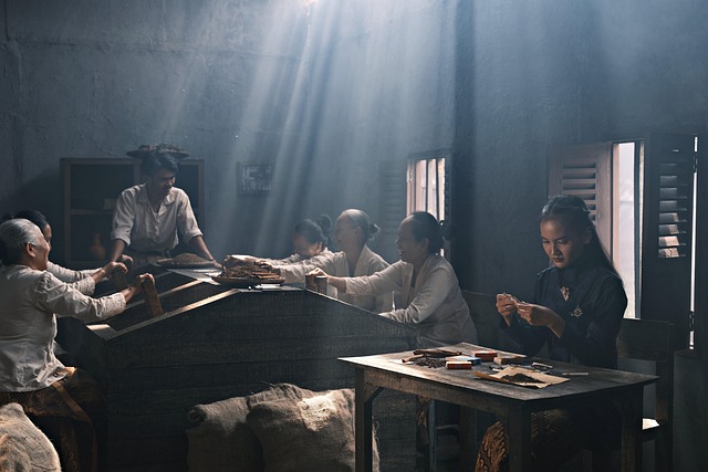 Cigarette, tobacco, manufacturing and women — photo by ignartonosbg