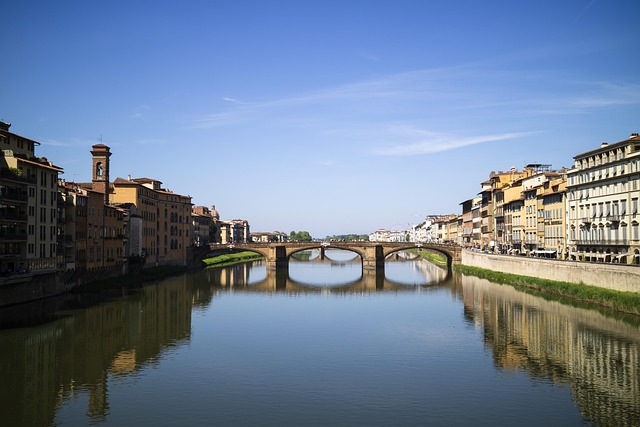 ปอนเต ซานตา ทรินิตา, Arno, เมือง