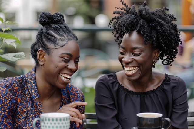 Frauen, Lachen, Kaffeetassen