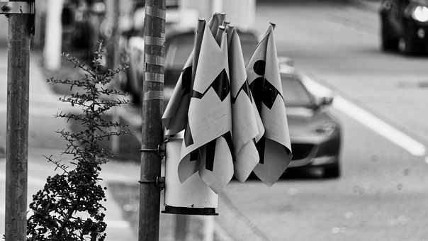 Flaggen, Zebrastreifen, Straße, Stadt