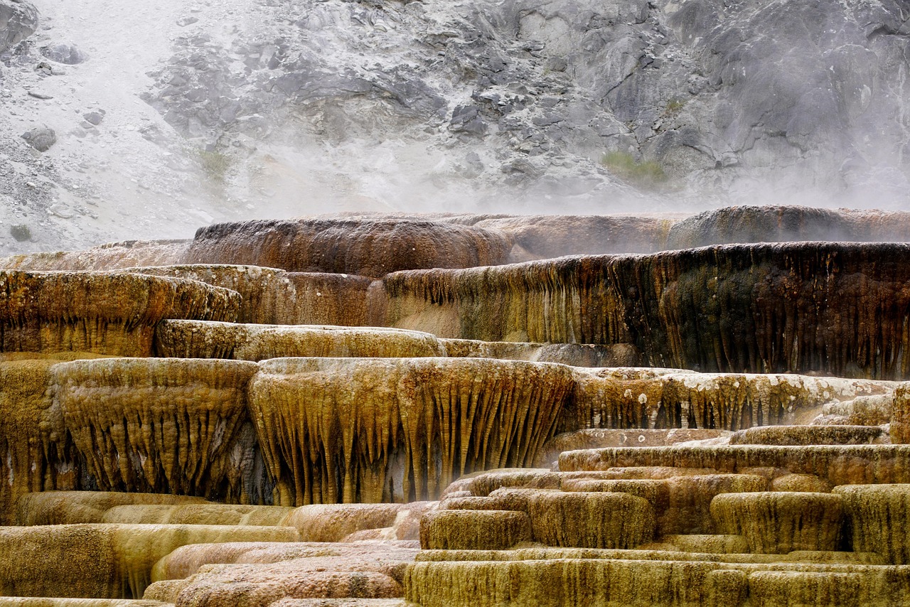 Mammoth Hot Springs - free online jigsaw puzzle photo
