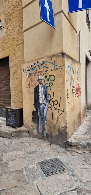 Street Art, Starý Muž S Aktovkou