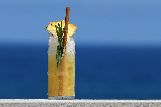Highball, cocktail glass, drink and glass — photo by makabera