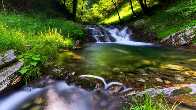 Mächtige Wasserfälle, Stürmischer Ozean