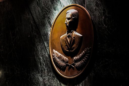 Standbeeld, Geschiedenis, Figuur